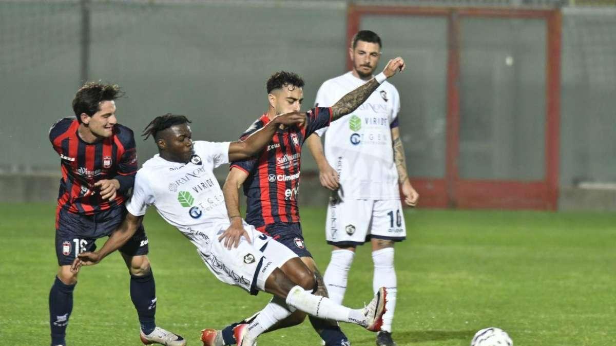 Troppa poca Cavese allo Scida. Il Crotone ringrazia e batte per 2-0 i metelliani 