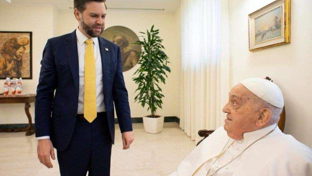 Il Papa è morto, il calcio pure: ennesimo schiaffo ai tifosi