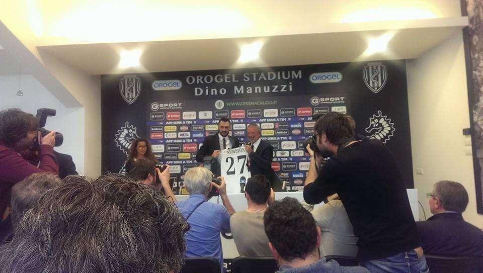 FOTONOTIZIA. Almeida si presenta in giacca e cravata