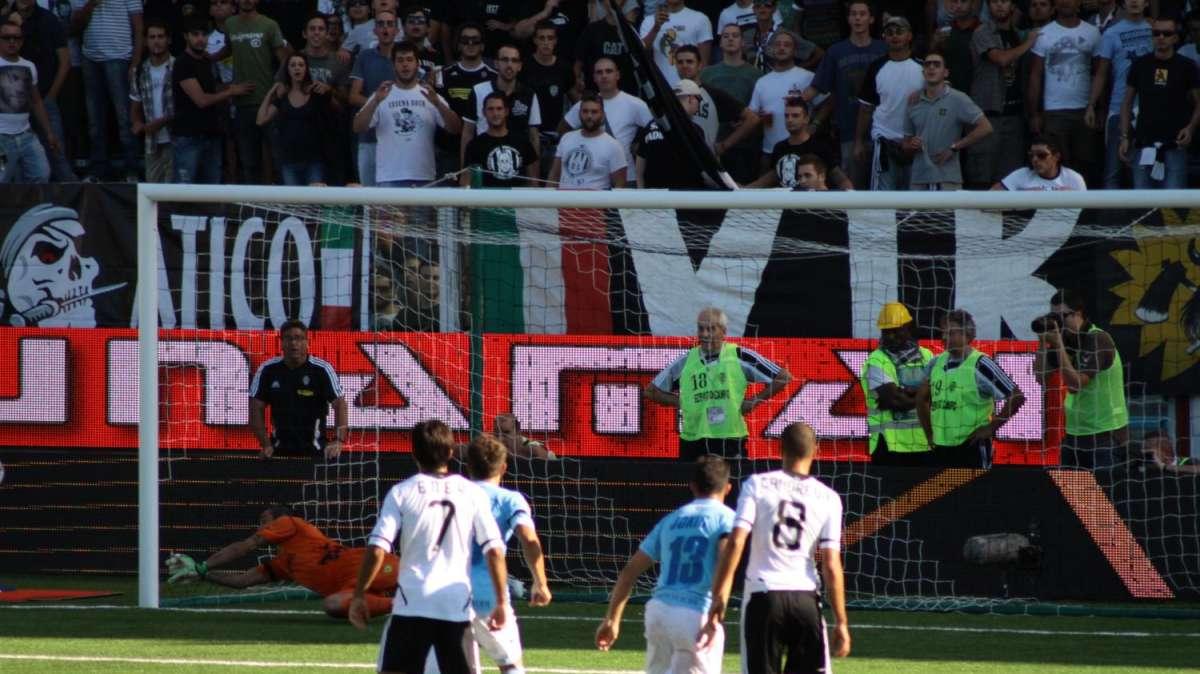 Il rigore parato da Sorrentino in Cesena - Chievo Verona