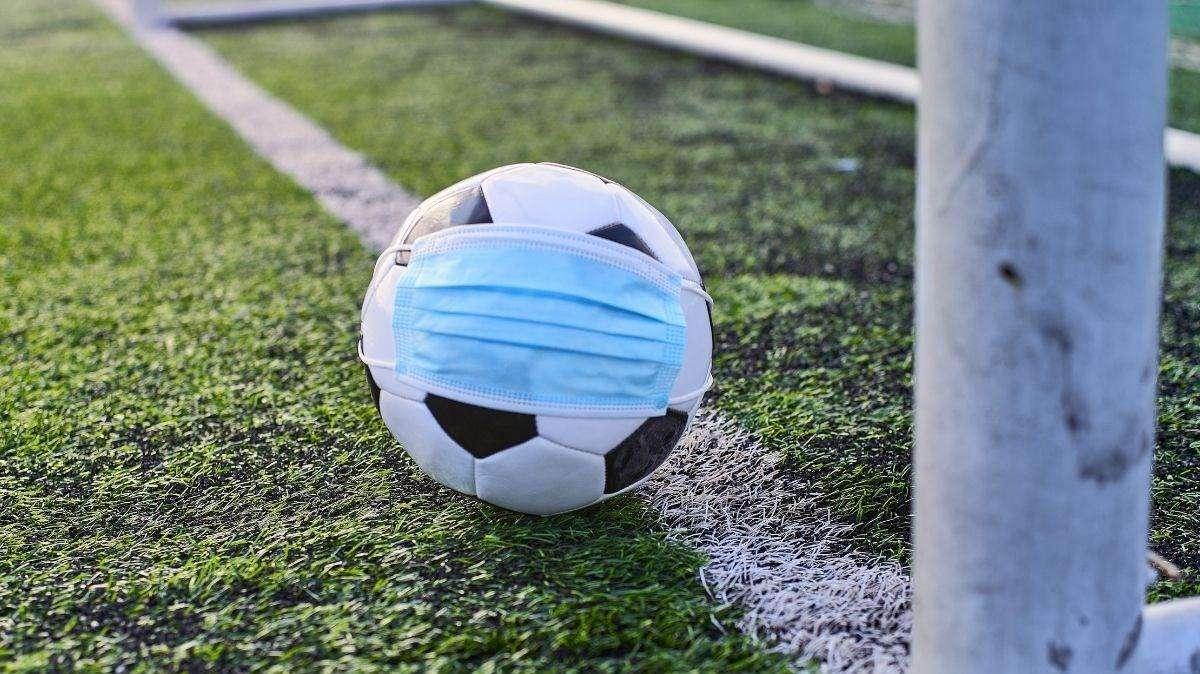 Ha (ri)vinto il Virus. Hanno (ri)perso i tifosi. E la colpa è pure di certi calciatori…
