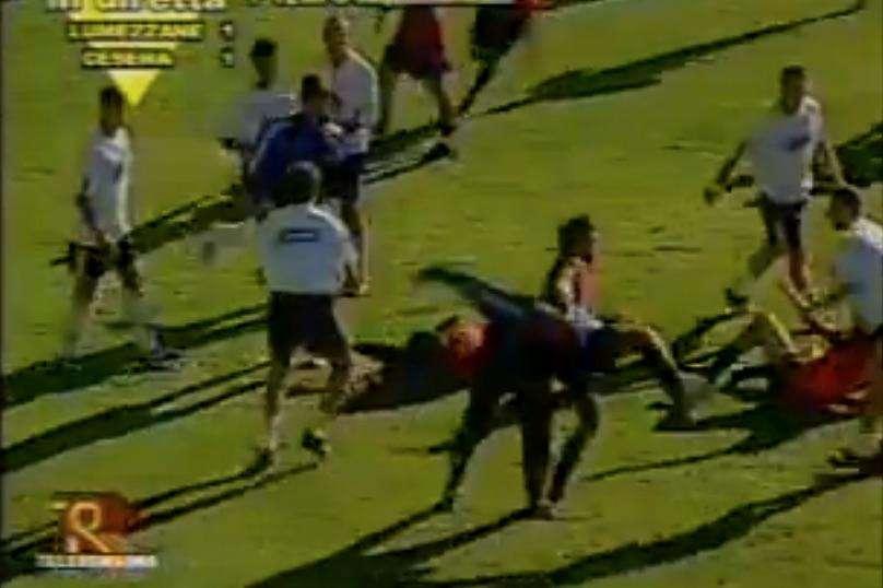 20 giugno 2004: "Castori che viene picchiato in mezzo al campo"
