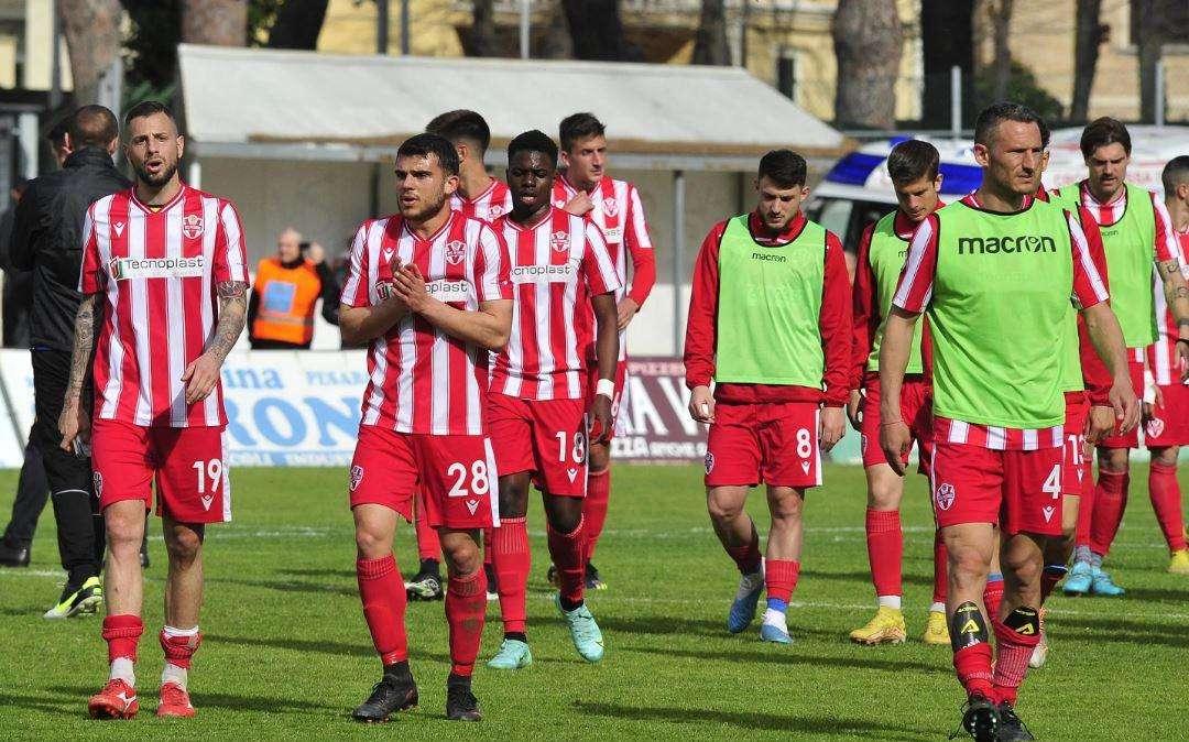 A Pesaro vedono bianconero e cambiano allenatore…