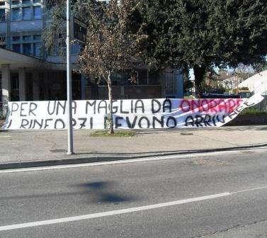 Lo striscione esposto dai tifosi fuori dallo stadio Manuzzi