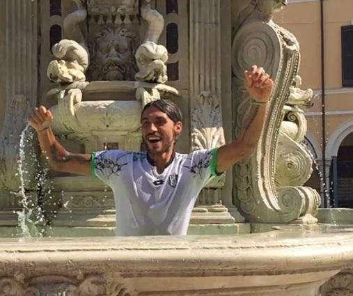 Cascione fa il bagno nella fontana