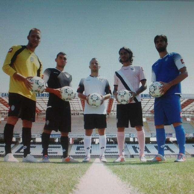 Quattro maglie per il Cesena (bianca, nera, rosa e blu)
