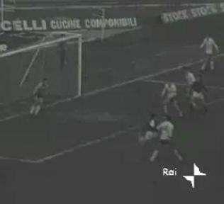 Sergio Zuccheri (numero 4) autore del gol vittoria in Cagliari-Cesena (1-2) del 14 dicembre 1975.
