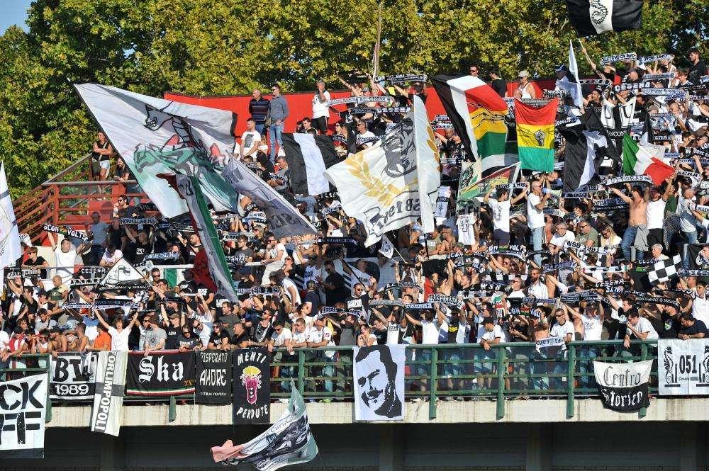 “Bentornati a casa”: ultras al lavoro per una grande coreografia 