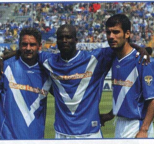 Appiah con la maglia del Brescia insieme a Baggio e Guardiola, compagni di squadra nella stagione 2002-03 (foto tratta da "Tutto il Brescia", Geo Edizioni)