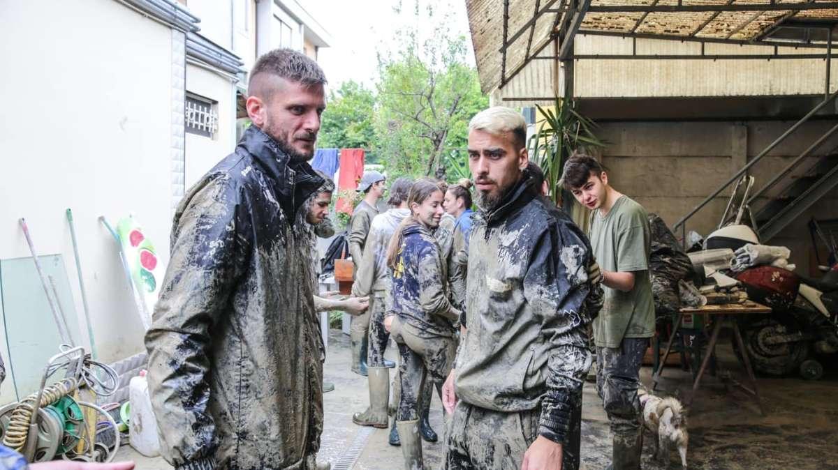 Stivali e pala: così il Cesena ha reso omaggio al popolo bianconero ferito