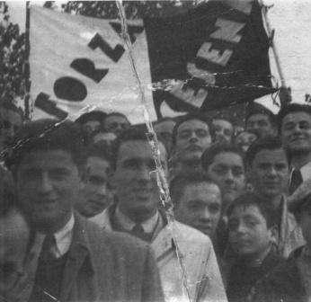 Tifosi bianconeri in trasferta a Forl&igrave; nel 1940 (foto archivio Libero Lucchi)