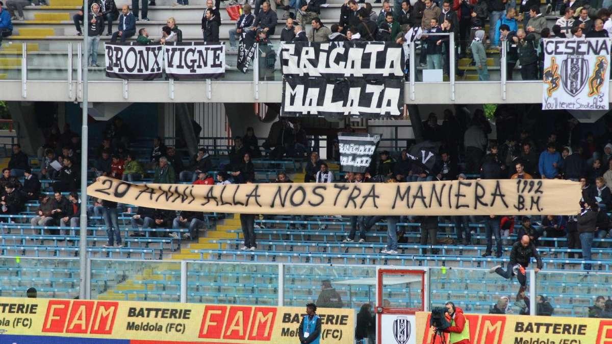 La polizia alla caccia  del pallone in curva