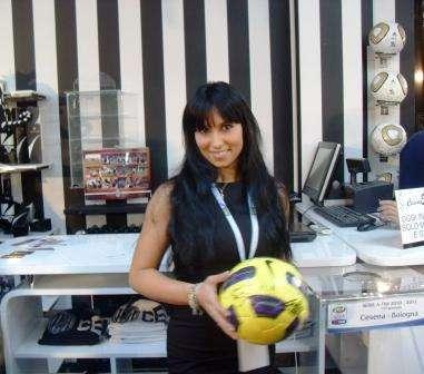 La signora Campedelli con in mano il pallone di Cesena-Bologna