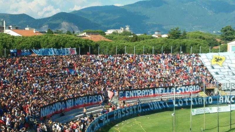 Pisa: i tifosi si stringono attorno alla squadra prima della partenza per Cesena