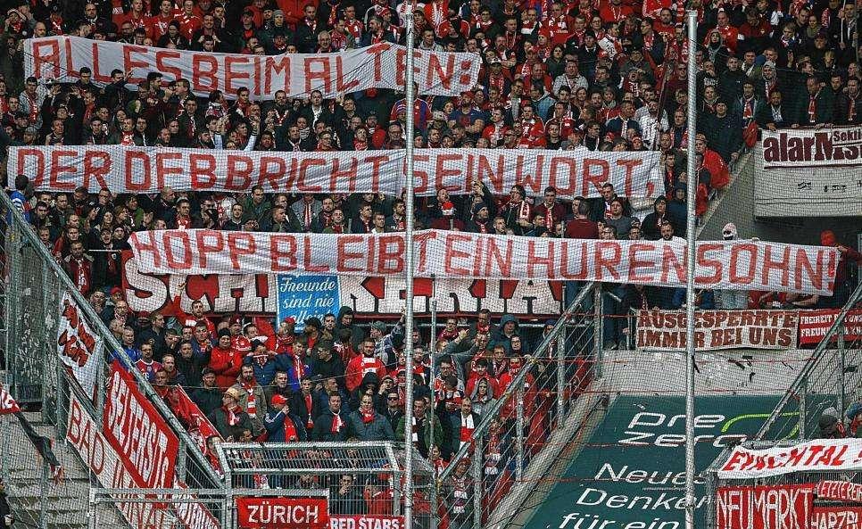 Lo striscione del Bayern