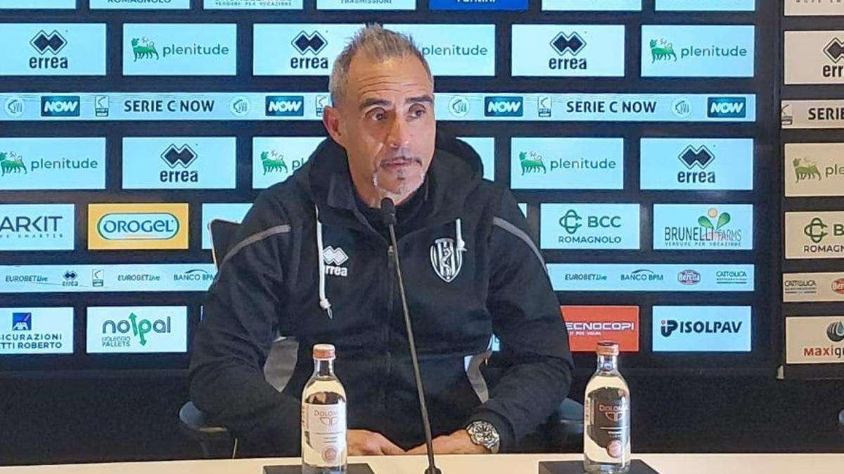 Osannato dal pubblico, Toscano si ‘tuffa’ in Curva Mare: “Vittoria di peso specifico importante”