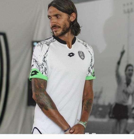 La nuova maglia (con bordi verdi)