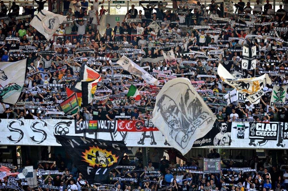 Gli ultras: "Con la Recanatese riempiamo la Curva di bandiere e stendardi"