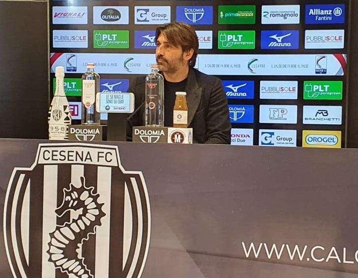 “Tra di noi c’è grande empatia”. Viali smorza le voci e strizza l’occhio alla società