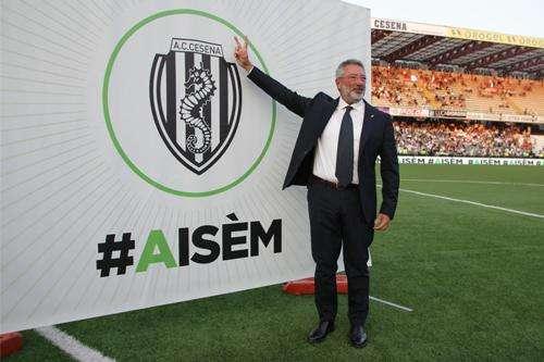 Lugaresi lancia il coro e la curva risponde
