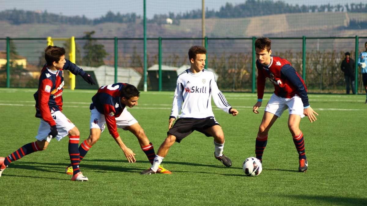 Gravina in mezzo ad avversari
