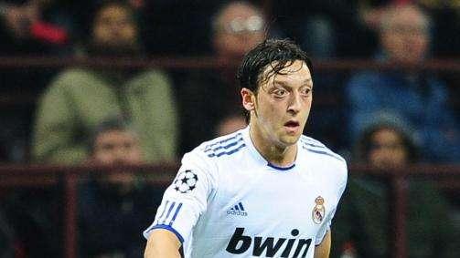 Man. Utd, per il centrocampo si punta Ozil