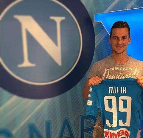 Napoli, la maglia di Milik lascia aperta una porta
