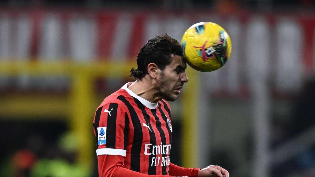 Milan, Theo Hernandez in panchina contro il Genoa: al suo posto Terracciano