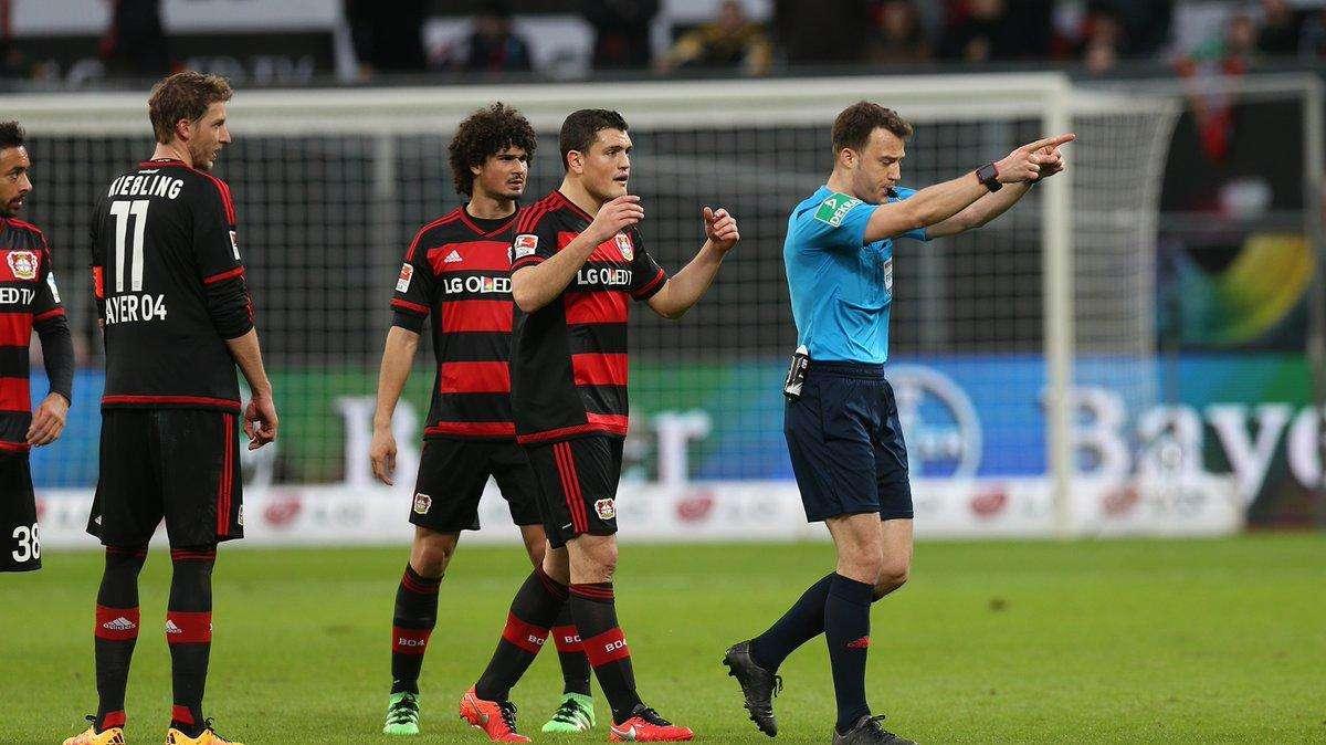 Incredibile in Leverkusen-Dortmund: l'arbitro abbandona il campo per protesta!