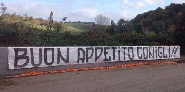 Roma, contestazione dei tifosi a colpi di carote
