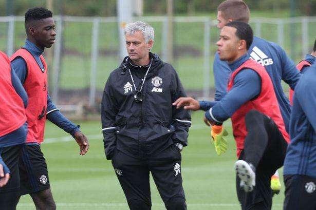Manchester United, Mou ne taglia 9!