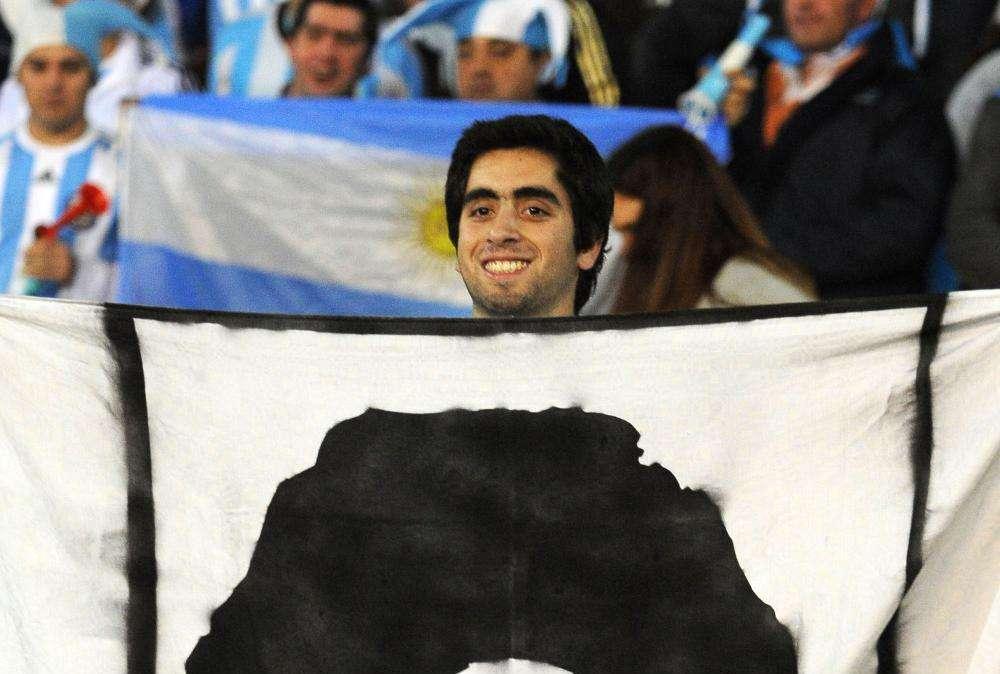 Maradona si allontana da Napoli