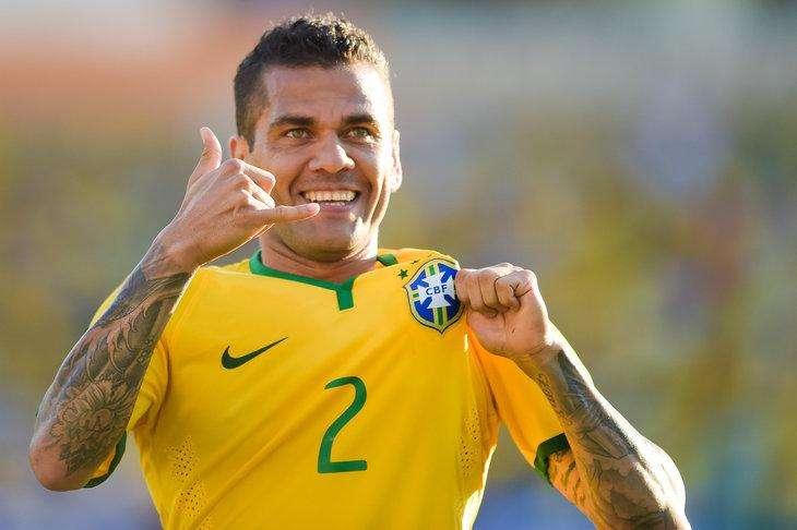 Crisi Argentina, Dani Alves difende l'ex compagno Messi 