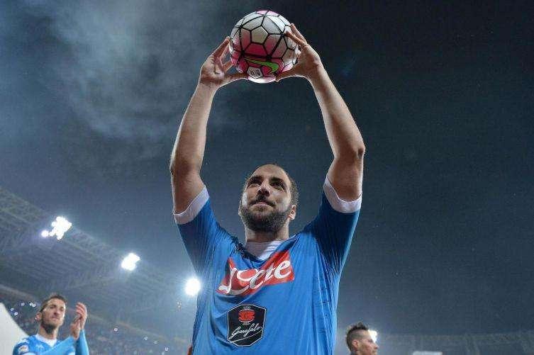 Il Napoli batte il Frosinone e va in Champions, Higuain riscrive la storia dopo 60 anni