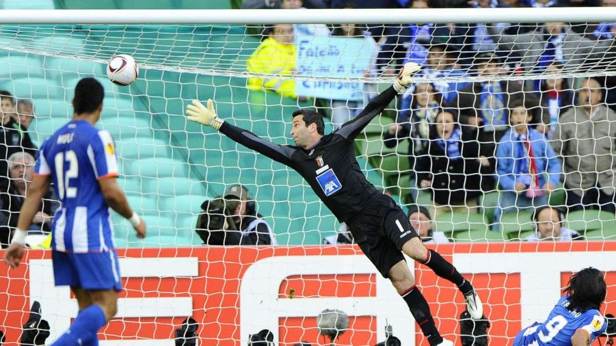 Il tuffo di Artur, ma la palla entra ugualmente