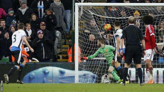 Premier League, United rimontato al 90'. Vittorie per West Ham e Aston Villa