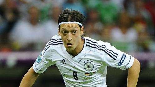 Real Madrid, Mou preoccupato per la vita notturna di Ozil