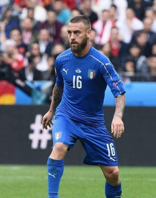 Italia, centrocampo ai minimi termini. De Rossi out