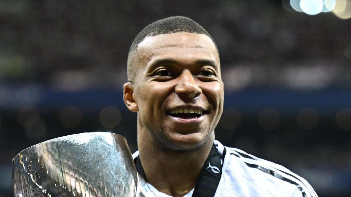 Mbappè si rivolge alla LFP e all’Uefa: vuole dei bonus e tre stipendi non pagati dal PSG. La situazione 