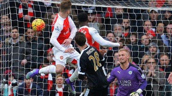 Premier League: Leicester sconfitto al 95', Arsenal e Tottenham a -2. Ko per City e United, dilagano Chelsea e Liverpool