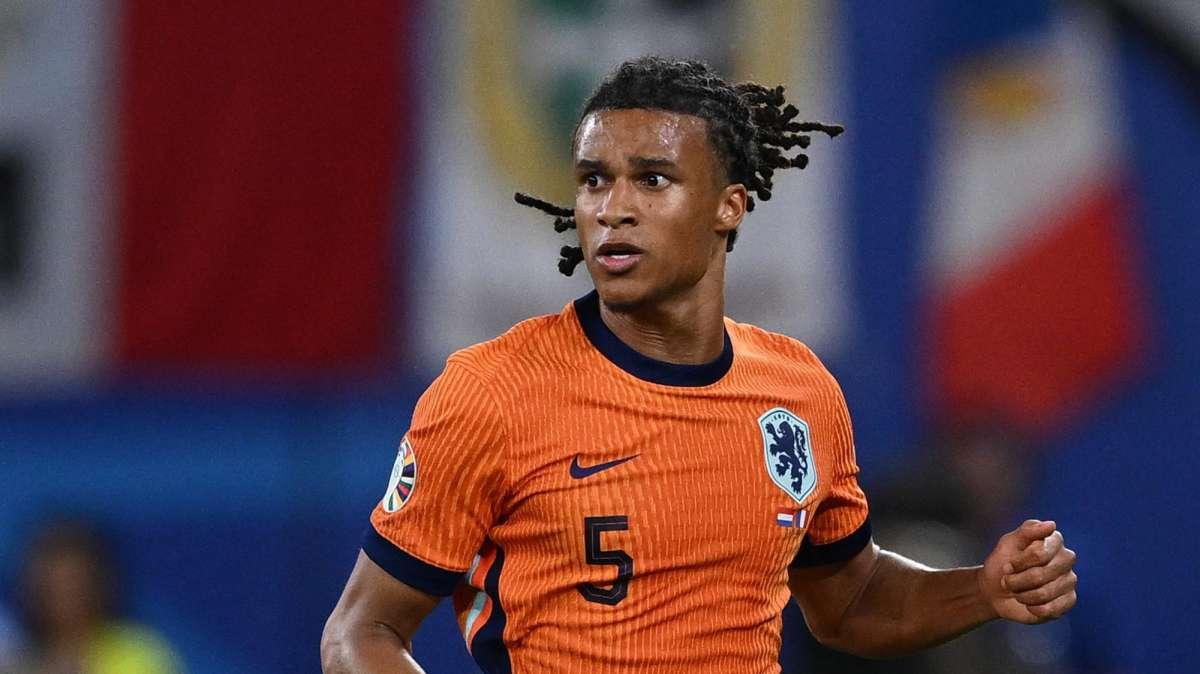Manchester City, Aké fuori in barella in Olanda-Germania