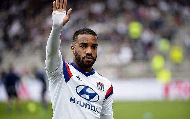 Calciomercato, Lione: è lotta a due su Umtiti