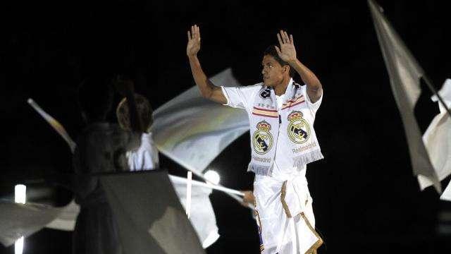 Chelsea, Mourinho vuole portarsi dietro Varane