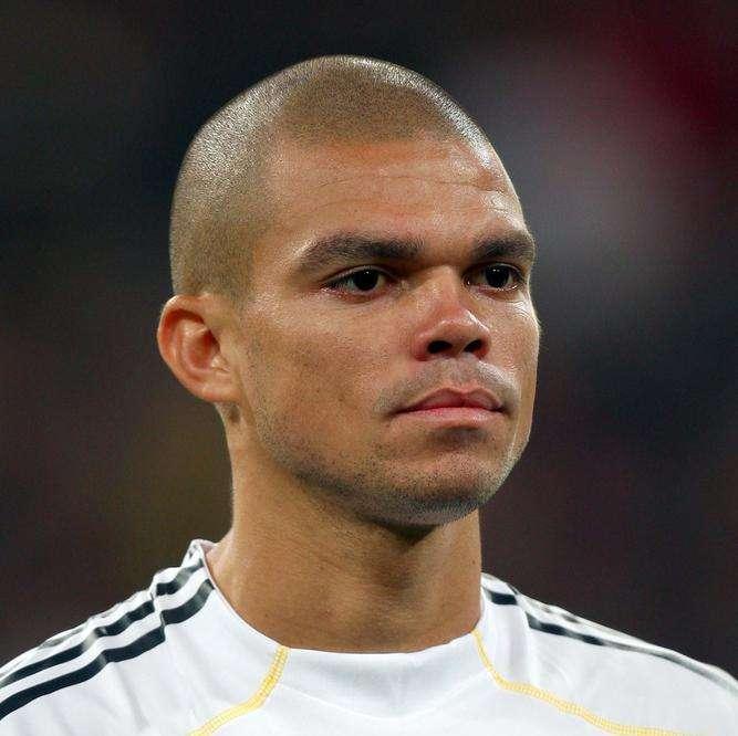 Real Madrid, pepe sputa ai giocatori del Barça dopo il clasico