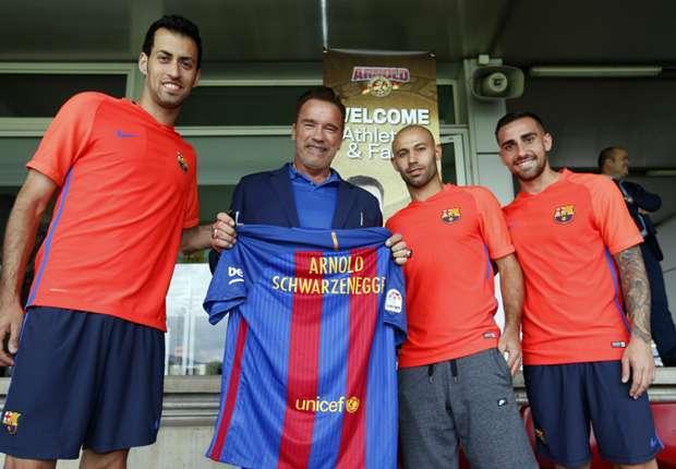 Calcio&Leggende: Arnold Schwarznegger incontra il team del Barça 