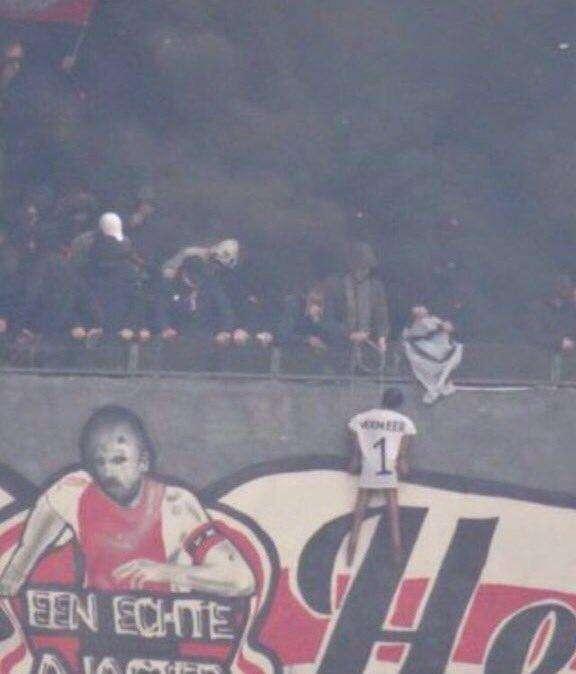 Tifosi dell'Ajax da censura: impiccano un manichino di Vermeer