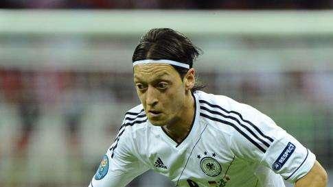 Real Madrid, Ancelotti duro: "La rosa va bene così, Ozil non serviva"