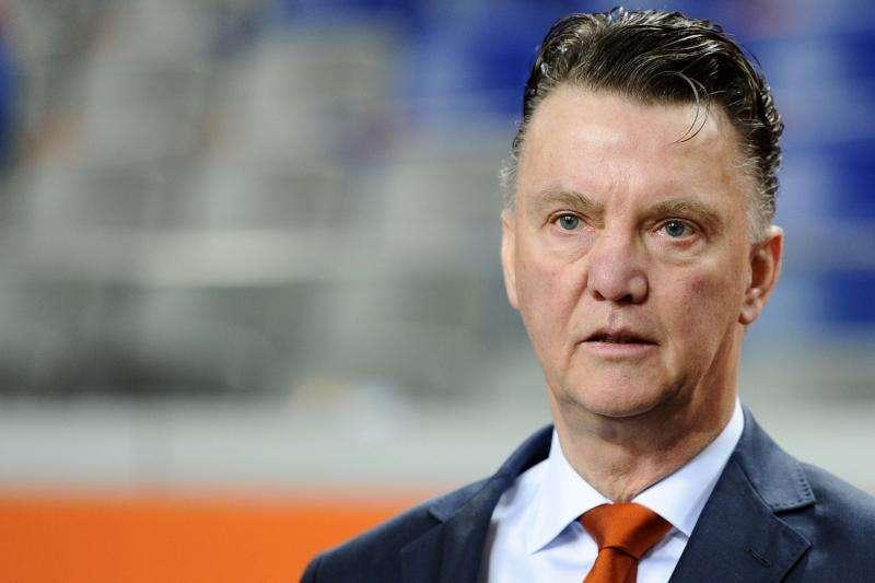 Oggi il Chelsea: Van Gaal non dirige l'allenamento, ma resta sulla panchina dello United
