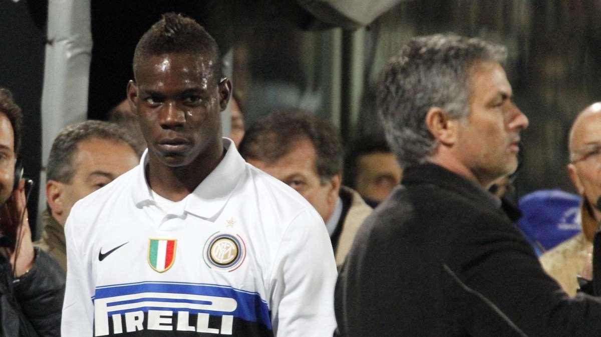 Man City, Balotelli attacca Mou: "Manca di rispetto e educazione"