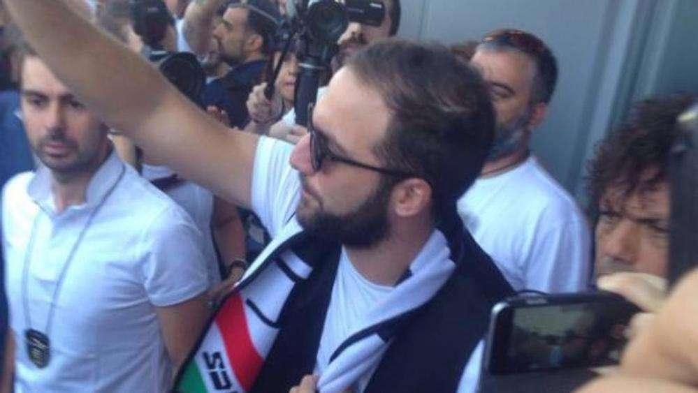 Higuain sbarca a Torino: "Champions? Speriamo"